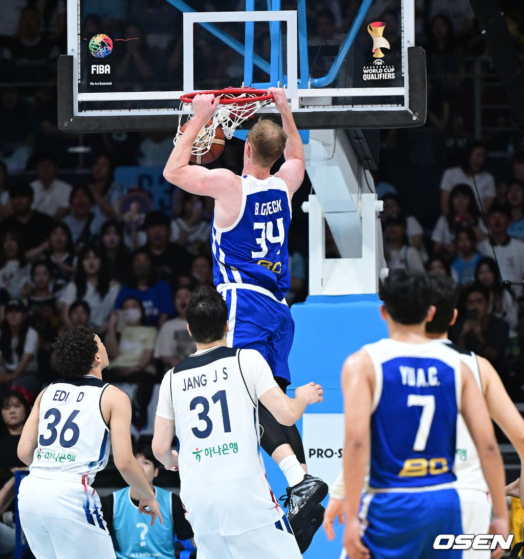 3일 오후 경기도 고양 소노 아레나에서 ’2027 FIBA 카타르 농구월드컵’ 아시아 예선 1라운드 5차전 대한민국과 대만의 경기가 열렸다.한국은 이날 연장 승부 끝에 80-82로 대만에 경기를 내줬다.연장전, 대만 브랜든 길벡이 덩크를 성공시키고 있다. 2026.07.03 / dreamer@osen.co.kr