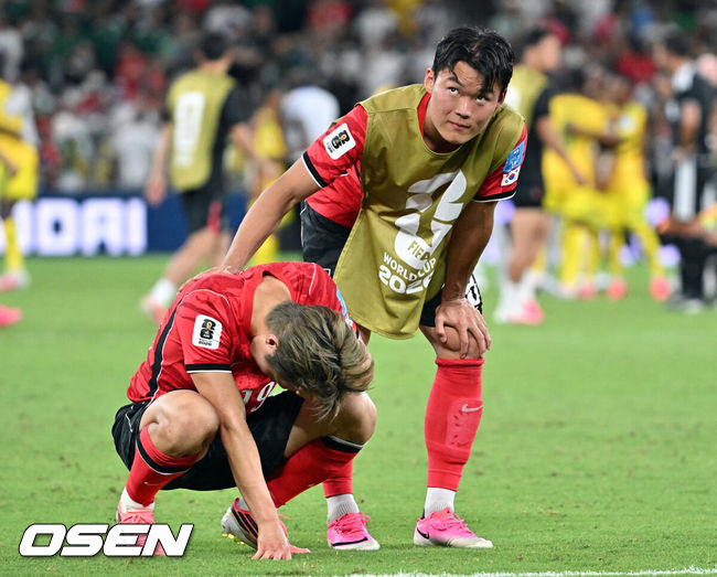 [OSEN=몬테레이(멕시코), 이대선 기자] 홍명보 감독이 이끄는 대한민국 축구대표팀은 25일(이하 한국시간) 오전 10시 멕시코 몬테레이 스타디움에서 개최된 2026 국제축구연맹(FIFA) 북중미 월드컵 조별리그 A조 최종전에서 남아프리카공화국에게 0-1 충격패를 당했다.&nbsp;1승2패가 된 한국은 A조 3위로 밀리며 32강 자력진출에 실패했다. 한국은 나머지 조들의 상황을 따져보고 32강에 진출할 가능성은 남아있다.경기 종료 후 대한민국 오현규가 아쉬워하는 이강인을 위로하고 있다. 2026.06.25 /sunday@osen.co.kr