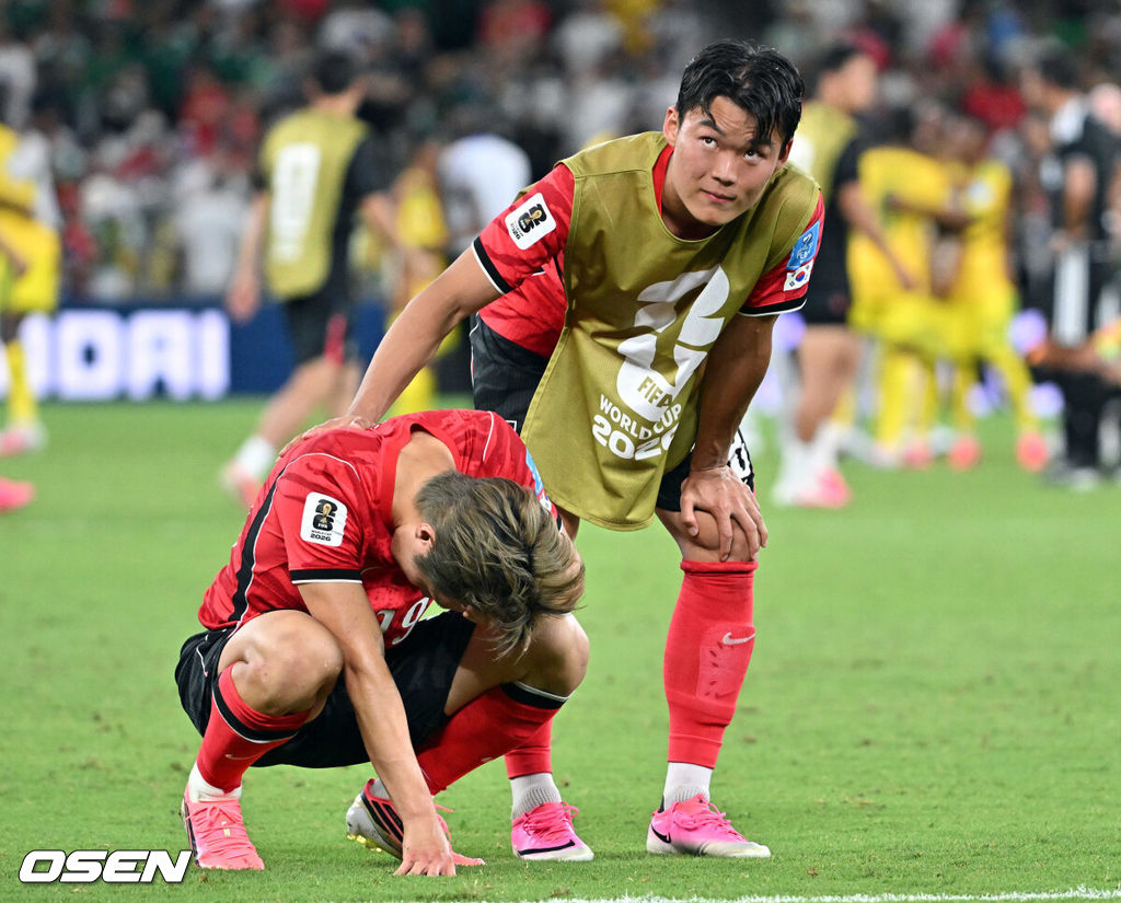 홍명보 감독이 이끄는 대한민국 축구대표팀은 25일(이하 한국시간) 오전 10시 멕시코 몬테레이 스타디움에서 개최된 2026 국제축구연맹(FIFA) 북중미 월드컵 조별리그 A조 최종전에서 남아프리카공화국에게 0-1 충격패를 당했다. 1승2패가 된 한국은 A조 3위로 밀리며 32강 자력진출에 실패했다. 한국은 나머지 조들의 상황을 따져보고 32강에 진출할 가능성은 남아있다.경기 종료 후 대한민국 오현규가 아쉬워하는 이강인을 위로하고 있다. 2026.06.25 /sunday@osen.co.kr