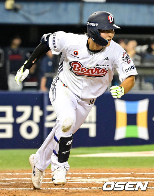 [OSEN=잠실, 지형준 기자] 2일 서울 잠실야구장에서 2026 신한 SOL KBO리그 두산 베어스와 롯데 자이언츠의 경기가 열렸다.이날 두산은 곽빈, 롯데는 나균안을 선발로 내세웠다.6회말 무사 1루에서 두산 류승민이 우전 안타를 날리고 있다. 2026.07.02 / jpnews@osen.co.kr
