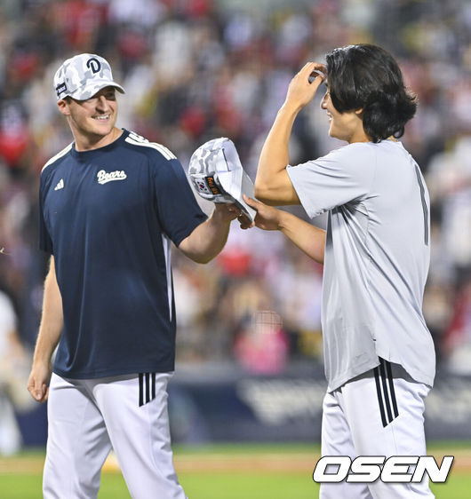 [OSEN=잠실, 박준형 기자] 두산이 곽빈의 158km 강속구를 앞세워 KIA의 상승세를 잠재웠다.&nbsp;프로야구 두산 베어스는 26일 서울 잠실구장에서 열린 2026 신한 SOL KBO리그 KIA 타이거즈와의 시즌 10차전에서 3-2로 승리했다.&nbsp;경기종료 후 두산 벤자민이 승리투수가 된 곽빈과 하이파이브를 하고 있다.       2026.06.26&nbsp;/ soul1014@osen.co.kr