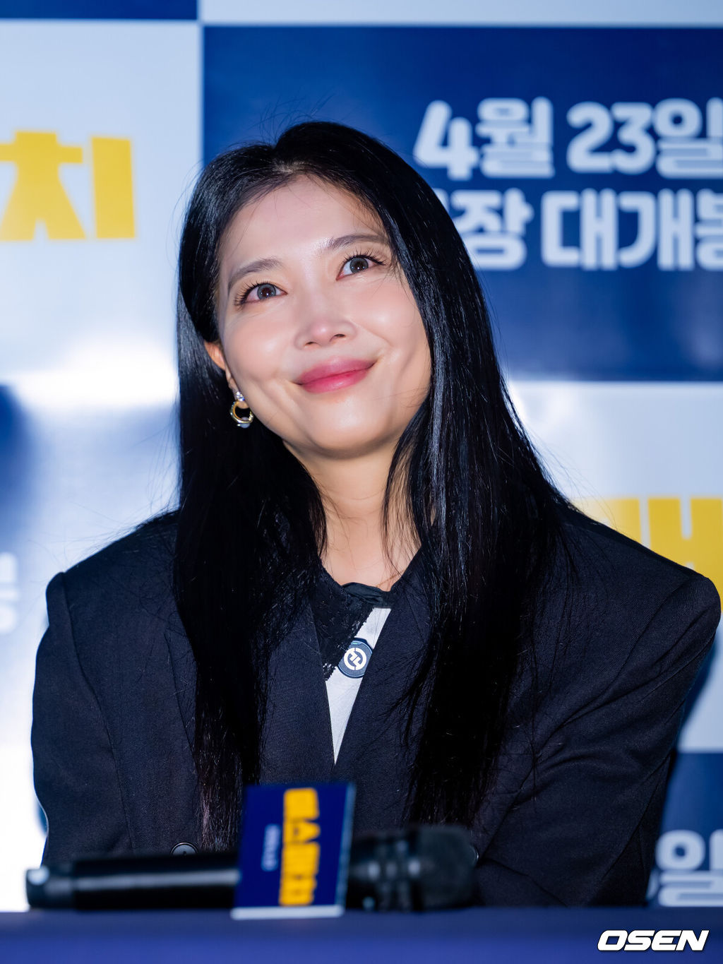 9일 오후 롯데시네마 건대입구점에서 영화 영화 '미스매치' 언론배급시사회 및 기자간담회가 열렸다.'미스매치'는 갑작스러운 사고를 겪은 대한민국의 평범한 가장 봉수(오대환 분)가 기억의 오작동으로 아내 딸 아버지 동생 절친 직장 동료까지 모든 관계를 잘못 기억하게 되면서 벌어지는 대환장 막장 코믹 가족극이다.배우 오윤아가 기자간담회에서 미소 짓고 있다. 2026.04.09 /rumi@osen.co.kr