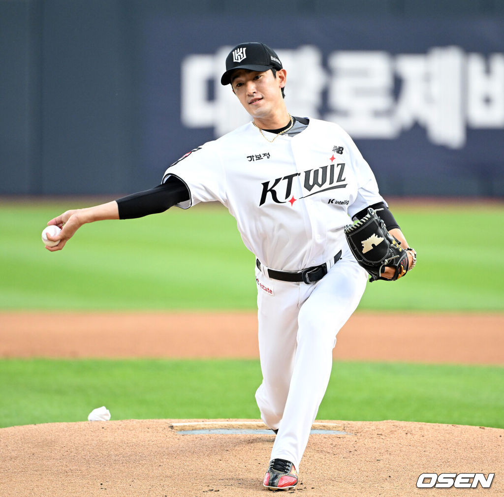 22일 수원 KT위즈파크에서 2026 신한 SOL KBO리그 KT 위즈와 NC 다이노스의 경기가 열렸다.이날 KT는 고영표, NC는 김태경을 선발로 내세웠다.1회초 무사에서 KT 선발투수 고영표가 역투하고 있다. 2026.05.22 /sunday@osen.co.kr