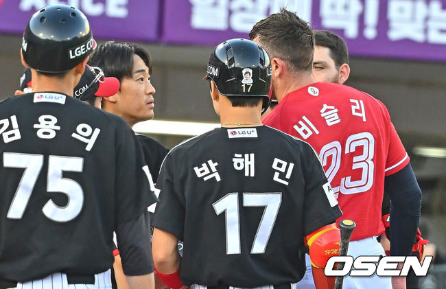 [OSEN=부산, 이석우 기자] 28일 부산 사직야구장에서 2026 신한 SOL KBO 리그 롯데 자이언츠와 LG 트윈스의 경기가 열렸다. 홈팀 롯데는 비슬리가, 방문팀 LG는 장현식이 선발 출전했다.롯데 자이언츠 선발 투수 비슬리가 5회초 1사 1루 헤드샷을 맞은 LG 트윈스 송찬의에게 사과하고 있다. 2026.06.28 / foto0307@osen.co.kr