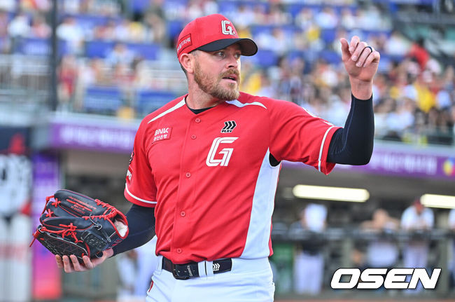 [OSEN=부산, 이석우 기자] 28일 부산 사직야구장에서 2026 신한 SOL KBO 리그 롯데 자이언츠와 LG 트윈스의 경기가 열렸다. 홈팀 롯데는 비슬리가, 방문팀 LG는 장현식이 선발 출전했다.롯데 자이언츠 선발 투수 비슬리가 4회초 수비를 마치고 동료들과 하이파이브를 하고 있다. 2026.06.28 / foto0307@osen.co.kr