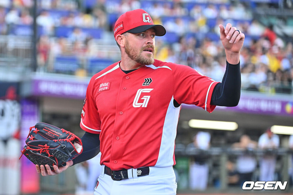 28일 부산 사직야구장에서 2026 신한 SOL KBO 리그 롯데 자이언츠와 LG 트윈스의 경기가 열렸다. 홈팀 롯데는 비슬리가, 방문팀 LG는 장현식이 선발 출전했다.롯데 자이언츠 선발 투수 비슬리가 4회초 수비를 마치고 동료들과 하이파이브를 하고 있다. 2026.06.28 / foto0307@osen.co.kr