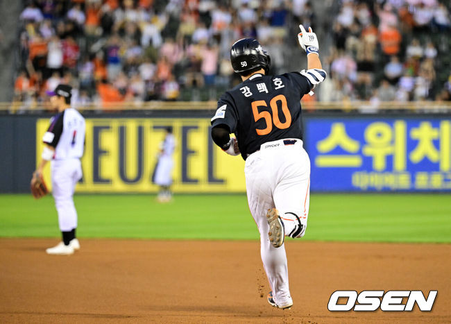 [OSEN=잠실, 지형준 기자] 3일 서울 잠실야구장에서 2026 신한 SOL KBO리그 LG 트윈스와 한화 이글스의 경기가 열렸다.이날 LG는 웰스, 한화는 화이트를 선발투수로 내세웠다.&nbsp;6회초 1사에서 한화 강백호가 선제 좌월 솔로포를 날리며 기뻐하고 있다. 2026.07.03 / jpnews@osen.co.kr