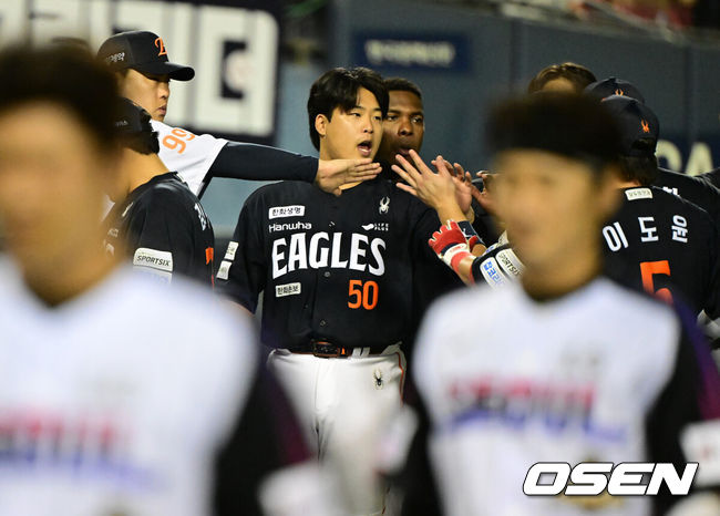 [OSEN=잠실, 지형준 기자] 한화가 3일 서울 잠실구장에서 열린 2026 KBO리그 LG와 경기에서 8-1로 승리했다.강백호가 솔로 홈런과 투런 홈런을 터뜨리며 4타점을 쓸어담았다. 노시환은&nbsp;쐐기 투런 홈런을 터뜨렸다.&nbsp;선발 화이트는 111구를 던지며 7이닝 4피안타 1볼넷 5탈삼진 무실점으로 승리 투수가 됐다. 경기를 마치고 강백호가 승리 하이파이브를 하고 있다. 2026.07.03 / jpnews@osen.co.kr