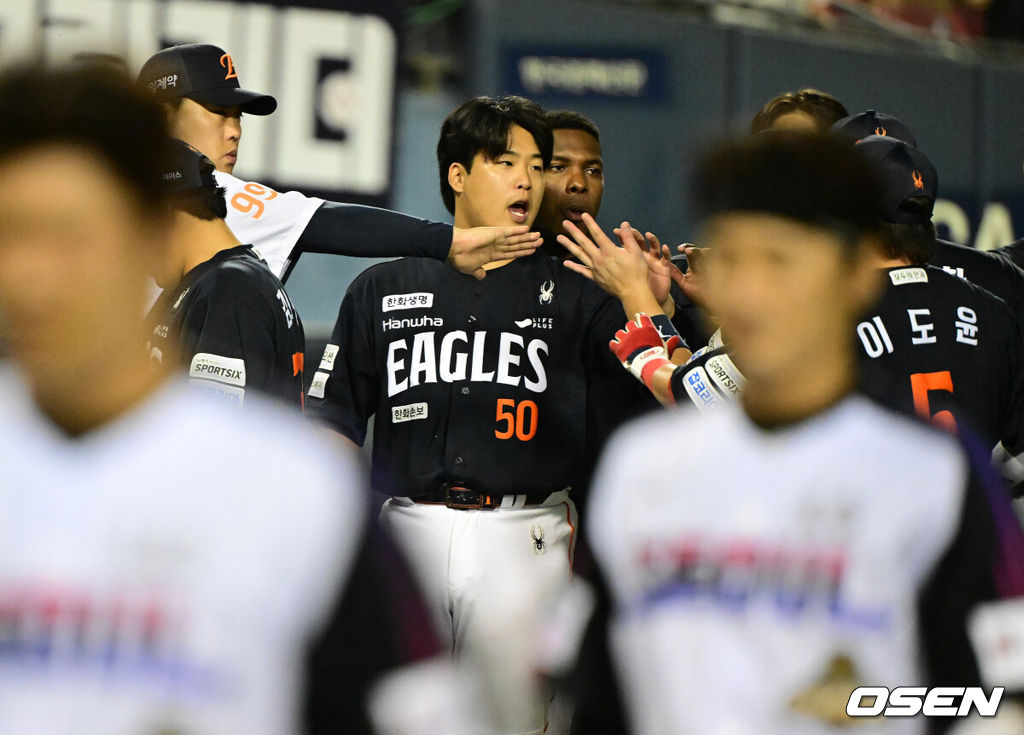 한화가 3일 서울 잠실구장에서 열린 2026 KBO리그 LG와 경기에서 8-1로 승리했다.강백호가 솔로 홈런과 투런 홈런을 터뜨리며 4타점을 쓸어담았다. 노시환은 쐐기 투런 홈런을 터뜨렸다. 선발 화이트는 111구를 던지며 7이닝 4피안타 1볼넷 5탈삼진 무실점으로 승리 투수가 됐다. 경기를 마치고 강백호가 승리 하이파이브를 하고 있다. 2026.07.03 / jpnews@osen.co.kr