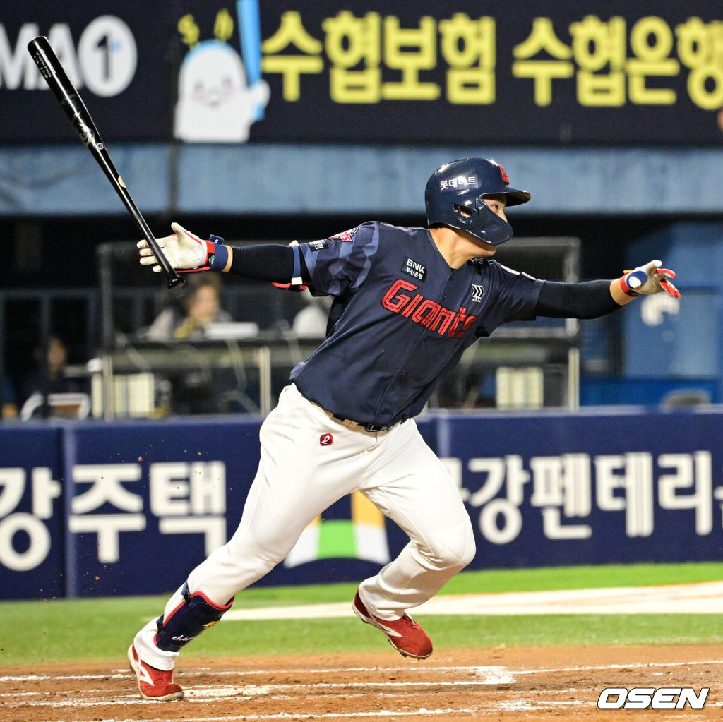 2일 서울 잠실야구장에서 2026 신한 SOL KBO리그 두산 베어스와 롯데 자이언츠의 경기가 열렸다.이날 두산은 곽빈, 롯데는 나균안을 선발로 내세웠다.3회초 1사에서 롯데 박찬형이 우전 안타를 날리고 있다. 2026.07.02 / jpnews@osen.co.kr
