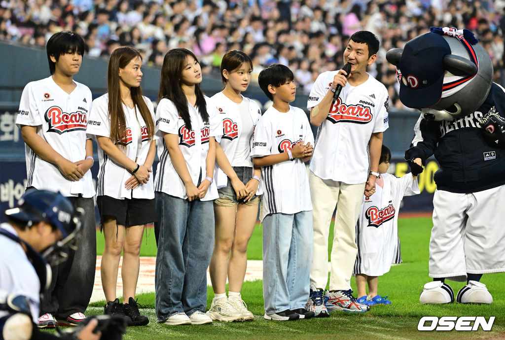 두산 베어스가 2일 서울 잠실구장에서 열린 2026 신한 SOL KBO리그 롯데 자이언츠와의 시즌 12차전에서 8-3으로 승리했다. 두산은 전날 연장 패배를 설욕하며 주중 3연전을 위닝시리즈로 마무리했다. 개그맨 정성호가 가족들과 시구 행사를 하고 있다. 2026.07.02 / jpnews@osen.co.kr