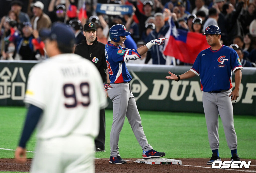 8일 일본 도쿄돔에서 2026 월드베이스볼클래식(WBC) 1라운드 C조 조별리그 대한민국과 대만의 경기가 열렸다.한국은 전날(7일) 일본과의 경기에서 6-8로 석패했다. 앞서 체코전을 11-4로 잡았던 한국은 1승1패를 마크하게 됐고, 남은 대만전과 호주전에 사활을 걸어야 한다.3회초 2사 1루에서 대만 천천웨이가 좌전 안타를 날리며 기뻐하고 있다. 2026.03.08 /spjj@osen.co.kr