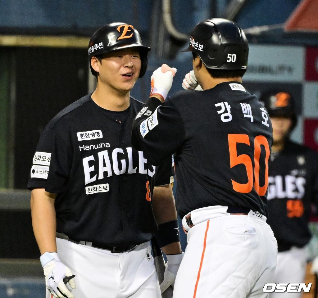 6회초 1사에서 한화 강백호가 선제 좌월 솔로포를 날리며 노시환과 기뻐하고 있다. 2026.07.03 / jpnews@osen.co.kr