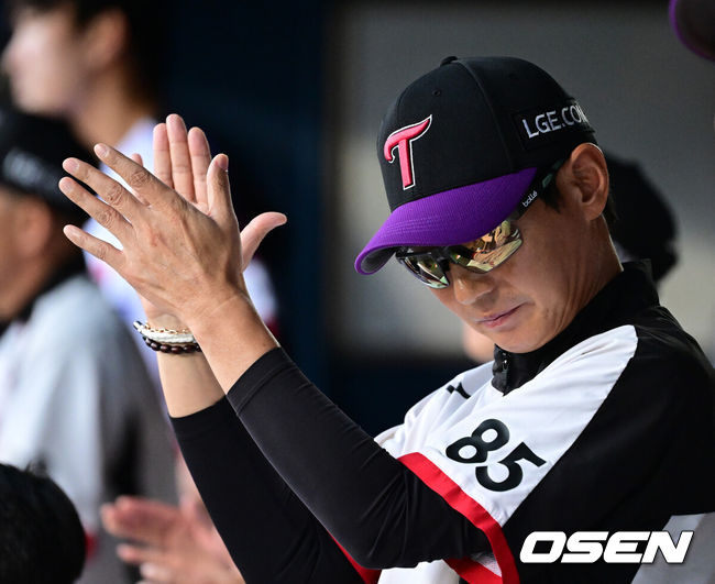 [OSEN=잠실, 지형준 기자] 3일 서울 잠실야구장에서 2026 신한 SOL KBO리그 LG 트윈스와 한화 이글스의 경기가 열렸다.이날 LG는 웰스, 한화는 화이트를 선발투수로 내세웠다.&nbsp;1회말 LG 염경엽 감독이 선수들을 격려하고 있다. 2026.07.03 / jpnews@osen.co.kr