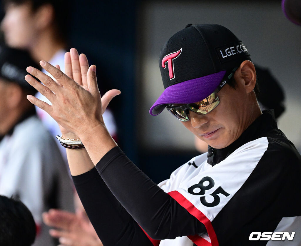 3일 서울 잠실야구장에서 2026 신한 SOL KBO리그 LG 트윈스와 한화 이글스의 경기가 열렸다.이날 LG는 웰스, 한화는 화이트를 선발투수로 내세웠다. 1회말 LG 염경엽 감독이 선수들을 격려하고 있다. 2026.07.03 / jpnews@osen.co.kr