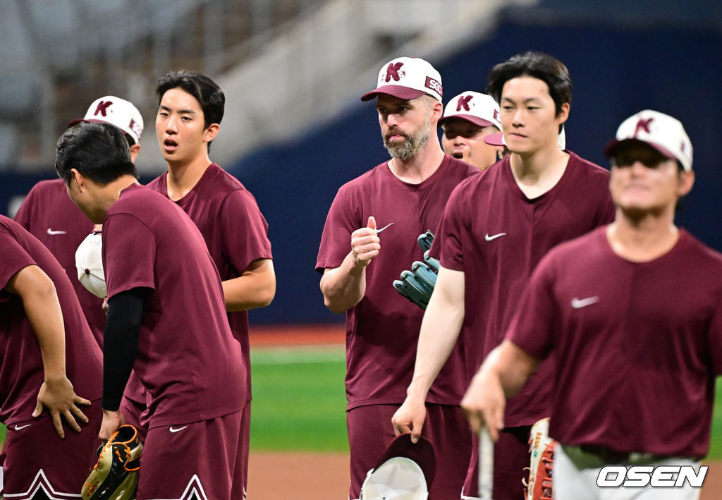 4일 오후 서울 고척스카이돔에서 2026 신한 SOL KBO리그 키움 히어로즈와 두산 베어스의 경기가 열렸다.이날 NC 다이노스에서 활약했던 홈런왕 출신의 외국인 타자 맷 데이비슨이 키움에 합류했다.키움 데이비슨이 훈련을 하고 있다. 2026.07.04 / jpnews@osen.co.kr