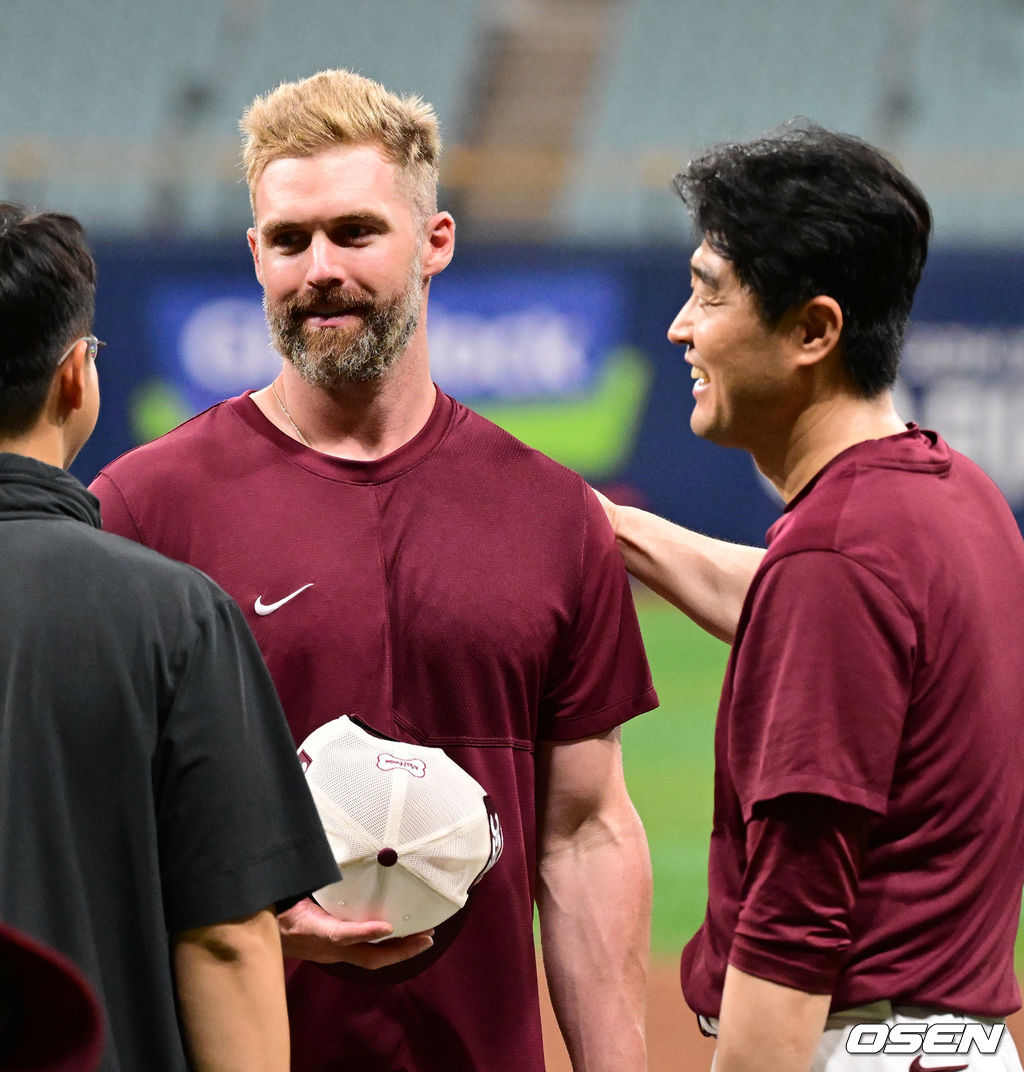 4일 오후 서울 고척스카이돔에서 2026 신한 SOL KBO리그 키움 히어로즈와 두산 베어스의 경기가 열렸다.이날 NC 다이노스에서 활약했던 홈런왕 출신의 외국인 타자 맷 데이비슨이 키움에 합류했다.키움 데이비슨이 김수경 코치와 인사를 나누고 있다. 2026.07.04 / jpnews@osen.co.kr