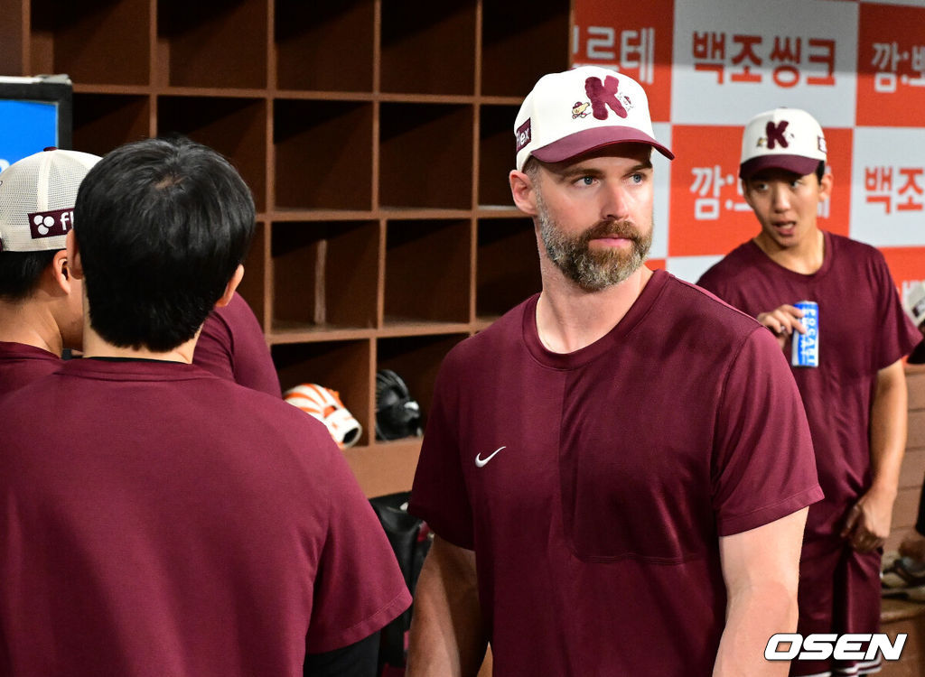 4일 오후 서울 고척스카이돔에서 2026 신한 SOL KBO리그 키움 히어로즈와 두산 베어스의 경기가 열렸다.이날 NC 다이노스에서 활약했던 홈런왕 출신의 외국인 타자 맷 데이비슨이 키움에 합류했다.키움 데이비슨이 훈련을 준비하고 있다. 2026.07.04 / jpnews@osen.co.kr