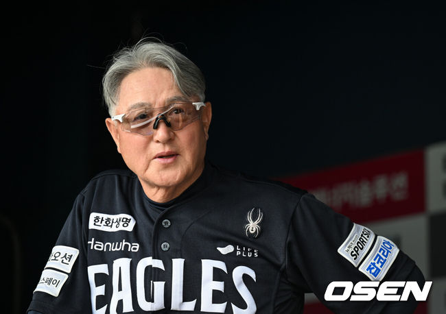 [OSEN=잠실, 조은정 기자] 4일 서울 잠실야구장에서 2026 신한 SOL KBO리그 LG 트윈스와 한화 이글스의 경기가 열렸다.이날 LG는 장현식, 한화는 에르난데스를 선발투수로 내세웠다.&nbsp;한화 김경문 감독이 선수단 훈련을 지켜보고 있다. 2026.07.04 /cej@osen.co.kr