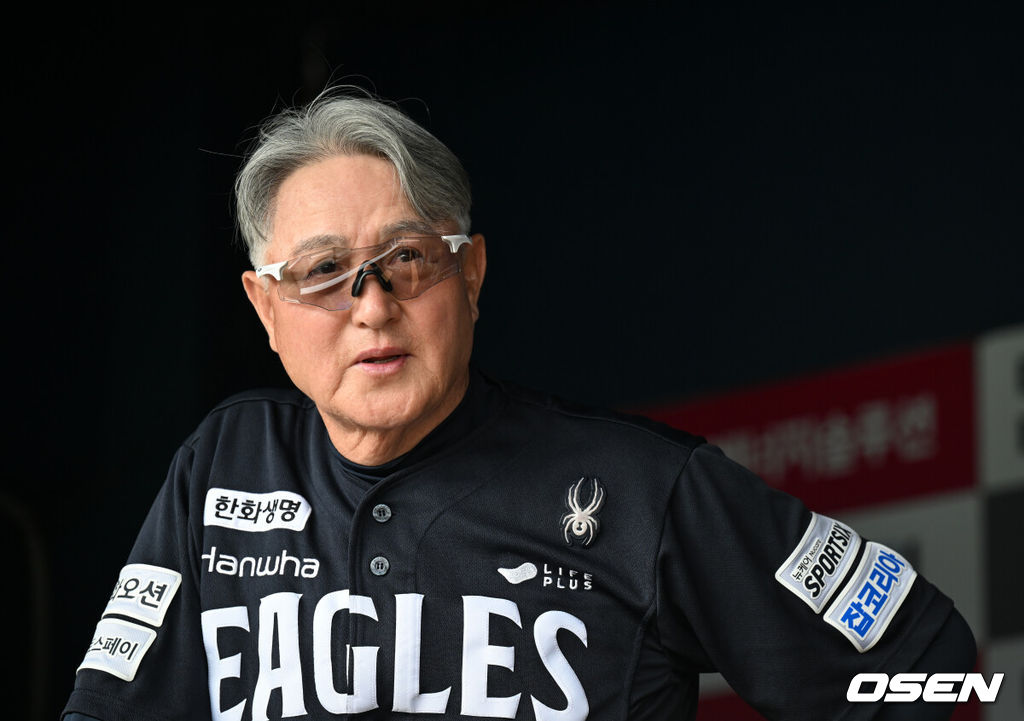 4일 서울 잠실야구장에서 2026 신한 SOL KBO리그 LG 트윈스와 한화 이글스의 경기가 열렸다.이날 LG는 장현식, 한화는 에르난데스를 선발투수로 내세웠다. 한화 김경문 감독이 선수단 훈련을 지켜보고 있다. 2026.07.04 /cej@osen.co.kr