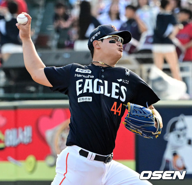 [OSEN=부산, 지형준 기자] 19일 부산 사직야구장에서 2026 신한 SOL KBO리그 롯데 자이언츠와 한화 이글스의 경기가 열렸다.롯데는 박세웅, 한화는 에르난데스가 선발로 나섰다.9회말 한화 김서현이 역투하고 있다. 2026.04.19&nbsp;/ jpnews@osen.co.kr