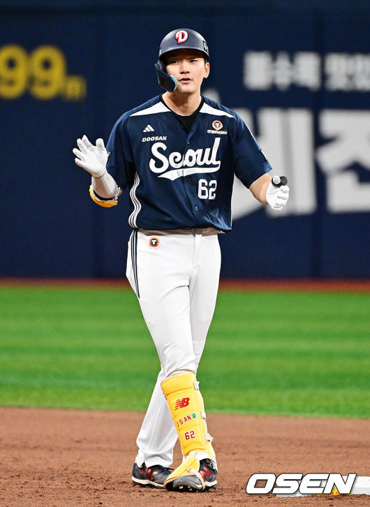 [OSEN=지형준 기자] 4일 오후 서울 고척스카이돔에서 2026 신한 SOL KBO리그 키움 히어로즈와 두산 베어스의 경기가 열렸다.이날 NC 다이노스에서 활약했던 홈런왕 출신의 외국인 타자 맷 데이비슨이 키움에 합류했다. 선발은 키움 박준현, 두산 최승용.3회초 2사 만루에서 두산 안재석이 선제 2타점 적시 2루타를 날리며 기뻐하고 있다. 2026.07.04 / jpnews@osen.co.kr