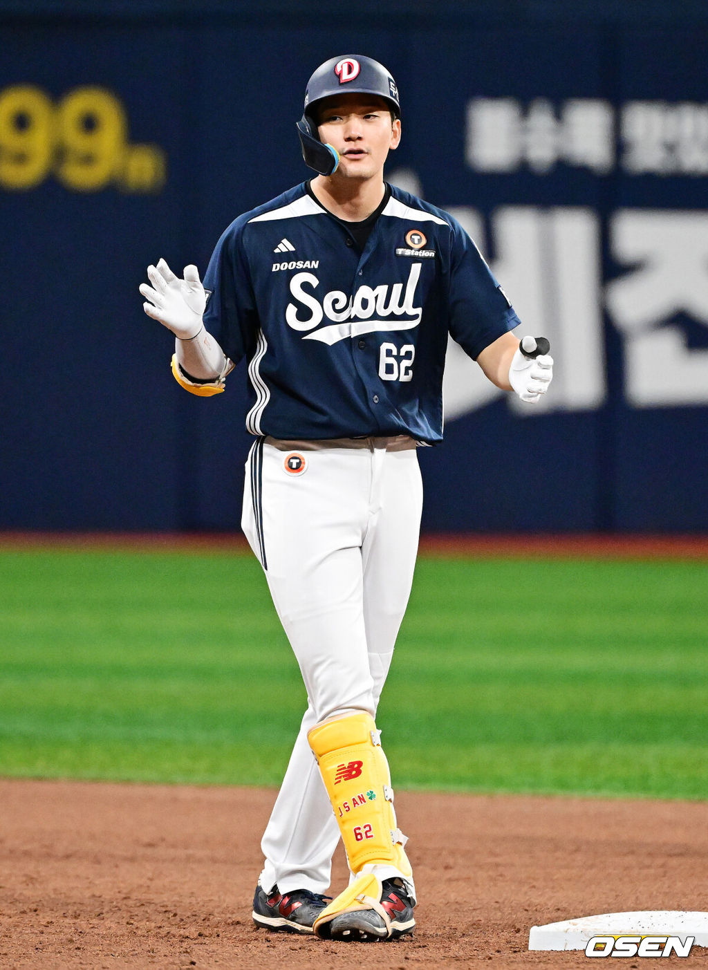 4일 오후 서울 고척스카이돔에서 2026 신한 SOL KBO리그 키움 히어로즈와 두산 베어스의 경기가 열렸다.이날 NC 다이노스에서 활약했던 홈런왕 출신의 외국인 타자 맷 데이비슨이 키움에 합류했다. 선발은 키움 박준현, 두산 최승용.3회초 2사 만루에서 두산 안재석이 선제 2타점 적시 2루타를 날리며 기뻐하고 있다. 2026.07.04 / jpnews@osen.co.kr