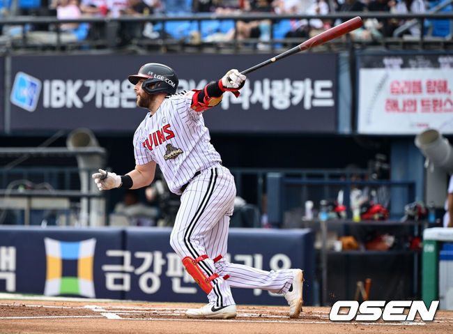 [OSEN=잠실, 조은정 기자] 4일 서울 잠실야구장에서 2026 신한 SOL KBO리그 LG 트윈스와 한화 이글스의 경기가 열렸다.이날 LG는 장현식, 한화는 에르난데스를 선발투수로 내세웠다.&nbsp;1회말 1사 2루에서 LG 오스틴이 선제 적시타를 날리고 있다. 2026.07.04 /cej@osen.co.kr