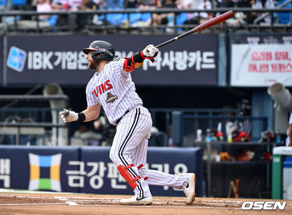 4일 서울 잠실야구장에서 2026 신한 SOL KBO리그 LG 트윈스와 한화 이글스의 경기가 열렸다.이날 LG는 장현식, 한화는 에르난데스를 선발투수로 내세웠다. 1회말 1사 2루에서 LG 오스틴이 선제 적시타를 날리고 있다. 2026.07.04 /cej@osen.co.kr