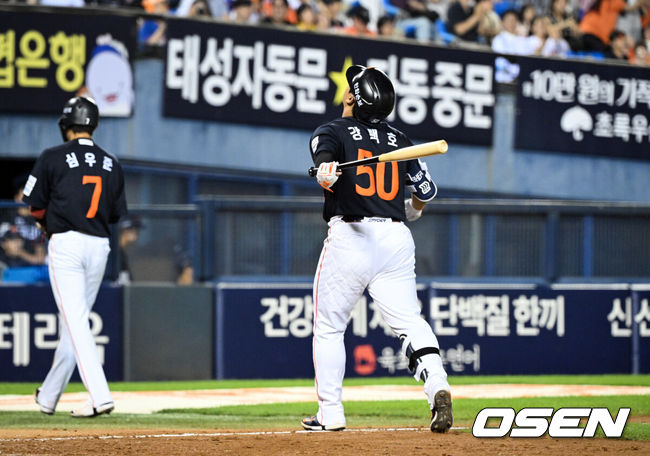 [OSEN=잠실, 조은정 기자] 4일 서울 잠실야구장에서 2026 신한 SOL KBO리그 LG 트윈스와 한화 이글스의 경기가 열렸다.이날 LG는 장현식, 한화는 에르난데스를 선발투수로 내세웠다.&nbsp;7회초 2사 1,3루에서 한화 강백호가 유격수 직선타로 물러나며 아쉬워하고 있다. 2026.07.04 /cej@osen.co.kr
