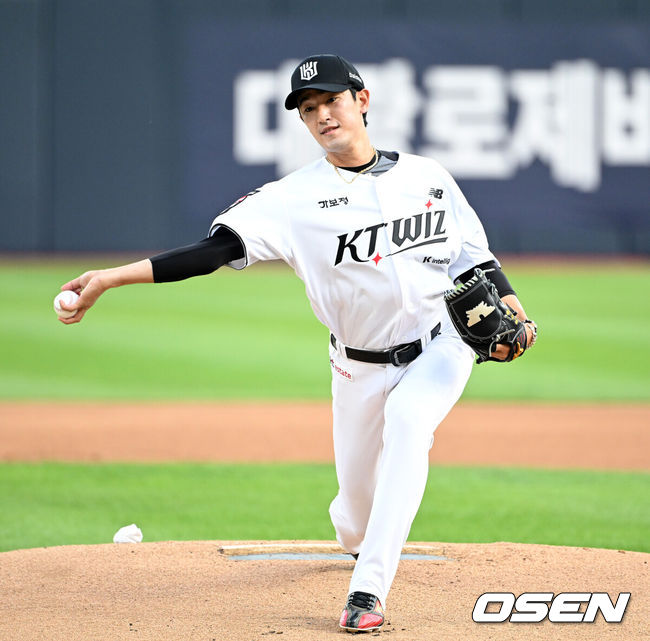 [OSEN=수원, 이대선 기자] 22일 수원 KT위즈파크에서 2026 신한 SOL KBO리그 KT 위즈와 NC 다이노스의 경기가 열렸다.이날 KT는 고영표, NC는 김태경을 선발로 내세웠다.1회초 무사에서 KT 선발투수 고영표가 역투하고 있다. 2026.05.22 /sunday@osen.co.kr