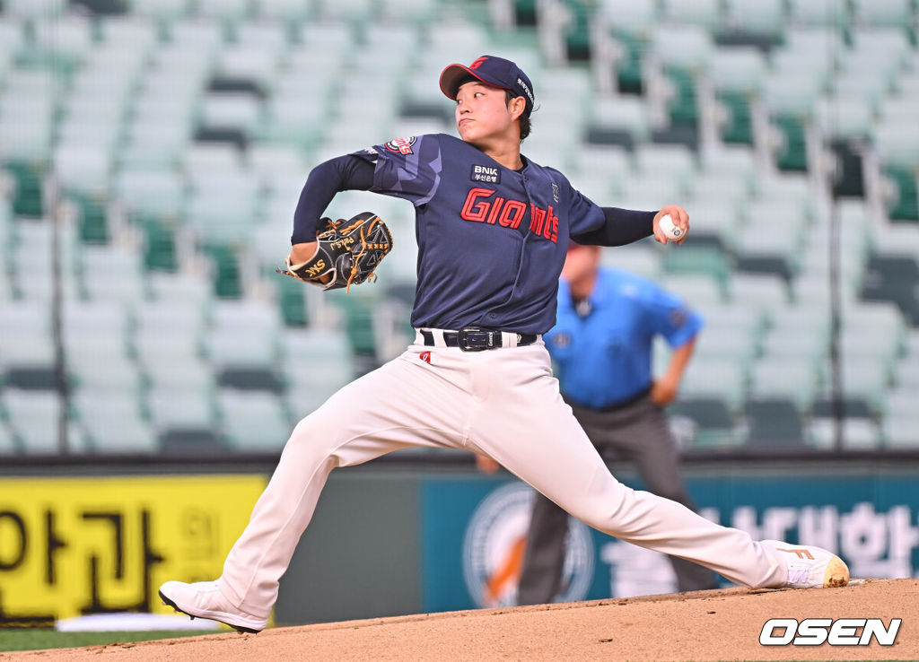 27일 울산 문수야구장에서 2026 메디힐 KBO 퓨처스리그 울산 웨일즈와 롯데 자이언츠의 경기가 열렸다. 울산은 나가가 선발로, 롯데는 박세진이 선발출전했다.롯데 자이언츠 선발투수 박세진이 역투하고 있다. 2026.06.27 / foto0307@osen.co.kr