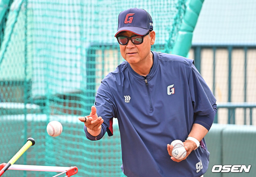 27일 울산 문수야구장에서 2026 메디힐 KBO 퓨처스리그 울산 웨일즈와 롯데 자이언츠의 경기가 열린다. 울산 웨일즈 최지만이 첫 출전을 앞두고 있다.롯데 자이언츠 김용희 퓨처스 감독이 선수들의 훈련을 돕고 있다. 2026.06.27 / foto0307@osen.co.kr