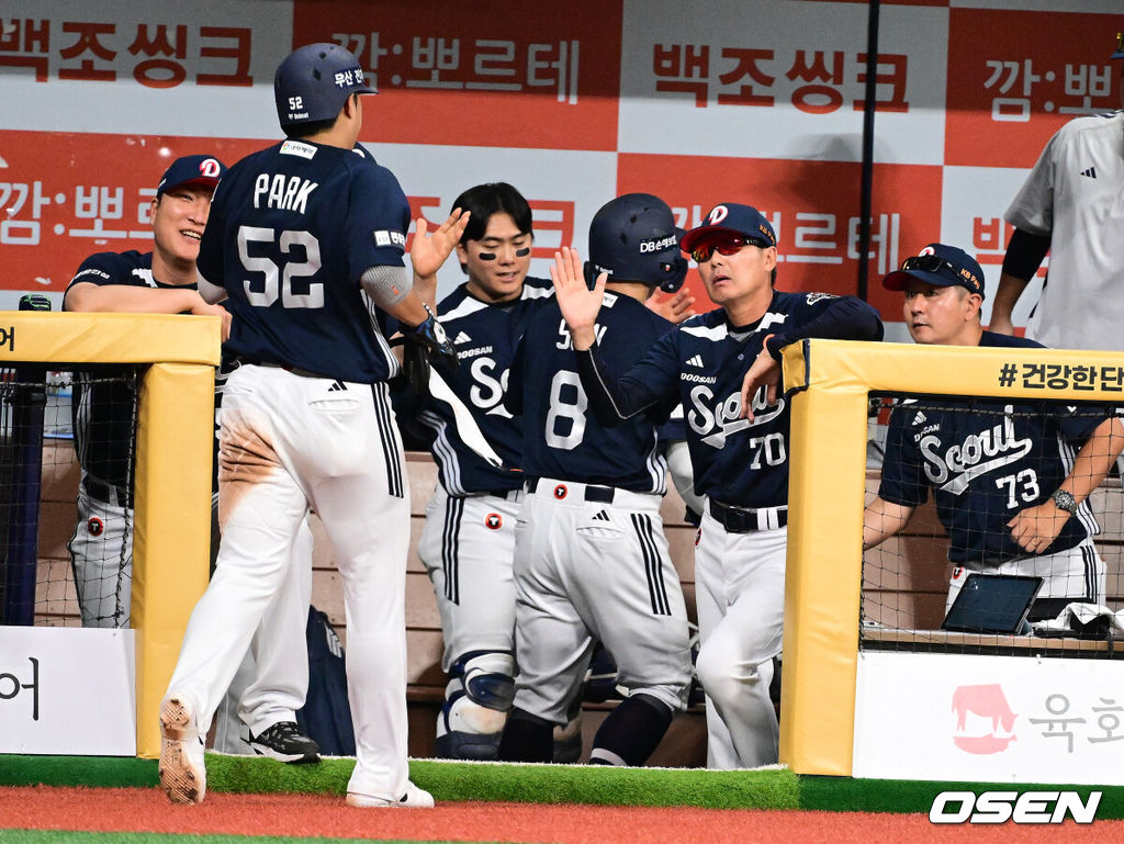 4일 오후 서울 고척스카이돔에서 2026 신한 SOL KBO리그 키움 히어로즈와 두산 베어스의 경기가 열렸다.이날 NC 다이노스에서 활약했던 홈런왕 출신의 외국인 타자 맷 데이비슨이 키움에 합류했다. 선발은 키움 박준현, 두산 최승용.3회초 2사 만루에서 두산 김원형 감독이 안재석의 선제 2타점 적시 2루타에 득점을 올린 손아섭, 박준순과 하이파이브를 하고 있다. 2026.07.04 / jpnews@osen.co.kr