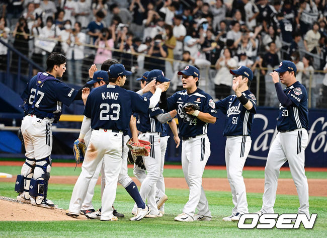 [OSEN=지형준 기자] 프로야구 두산 베어스가 4일 서울 고척스카이돔에서 열린 2026 신한 SOL KBO리그 키움 히어로즈와의 시즌 10차전에서 8-5로 승리했다.두산은 전날 역전패를 설욕하며 같은 시간 잠실에서 LG 트윈스에 패한 한화 이글스를 끌어내리고 5위를 탈환했다. 시즌 41승 2무 40패. 반면 연승에 실패한 최하위 키움은 29승 1무 54패가 됐다.&nbsp;경기를 마치고 두산 선수들이 승리 하이파이브를 하고 있다. 2026.07.04 / jpnews@osen.co.kr