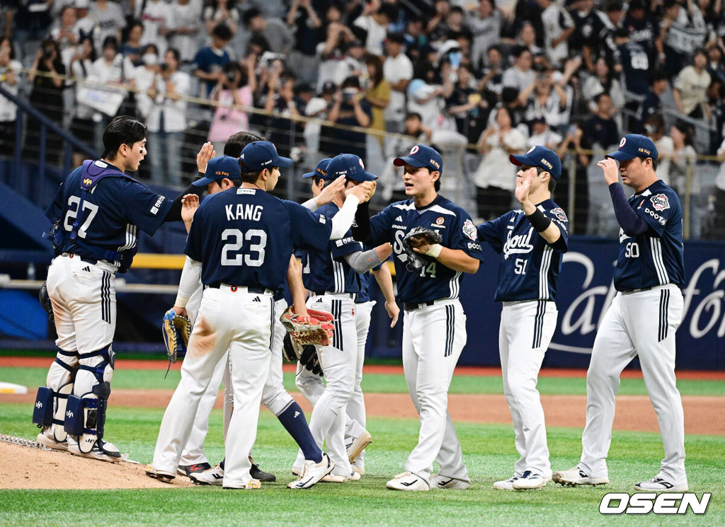 프로야구 두산 베어스가 4일 서울 고척스카이돔에서 열린 2026 신한 SOL KBO리그 키움 히어로즈와의 시즌 10차전에서 8-5로 승리했다.두산은 전날 역전패를 설욕하며 같은 시간 잠실에서 LG 트윈스에 패한 한화 이글스를 끌어내리고 5위를 탈환했다. 시즌 41승 2무 40패. 반면 연승에 실패한 최하위 키움은 29승 1무 54패가 됐다. 경기를 마치고 두산 선수들이 승리 하이파이브를 하고 있다. 2026.07.04 / jpnews@osen.co.kr