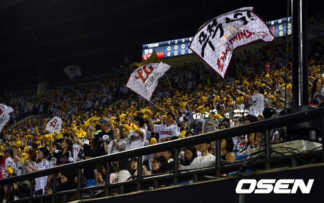 [OSEN=잠실, 조은정 기자] 4일 서울 잠실야구장에서 2026 신한 SOL KBO리그 LG 트윈스와 한화 이글스의 경기가 열렸다.이날 LG는 장현식, 한화는 에르난데스를 선발투수로 내세웠다.&nbsp;LG 홈관중이 응원을 펼치고 있다. 2026.07.04 /cej@osen.co.kr