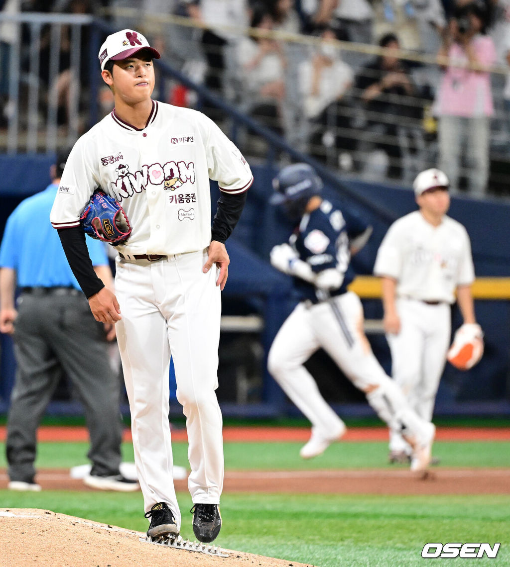 4일 오후 서울 고척스카이돔에서 2026 신한 SOL KBO리그 키움 히어로즈와 두산 베어스의 경기가 열렸다.이날 NC 다이노스에서 활약했던 홈런왕 출신의 외국인 타자 맷 데이비슨이 키움에 합류했다. 선발은 키움 박준현, 두산 최승용.4회초 2사 1루에서 키움 박준현이 두산 박준순에 좌월 투런포를 허용하며 아쉬워하고 있다. 2026.07.04 / jpnews@osen.co.kr