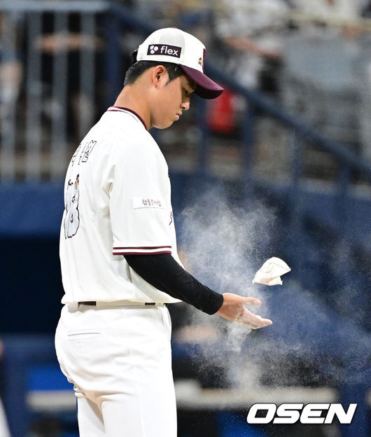 [OSEN=지형준 기자] 4일 오후 서울 고척스카이돔에서 2026 신한 SOL KBO리그 키움 히어로즈와 두산 베어스의 경기가 열렸다.이날 NC 다이노스에서 활약했던 홈런왕 출신의 외국인 타자 맷 데이비슨이 키움에 합류했다. 선발은 키움 박준현, 두산 최승용.3회초 2사 1루에서 키움 박준현이 두산 박준순에 볼넷을 허용하며 아쉬워하고 있다. 2026.07.04 / jpnews@osen.co.kr