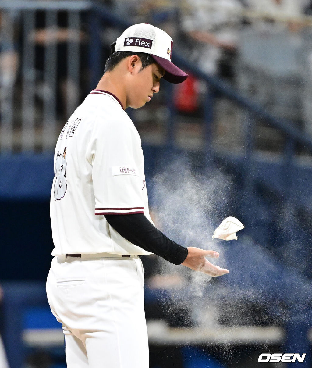 4일 오후 서울 고척스카이돔에서 2026 신한 SOL KBO리그 키움 히어로즈와 두산 베어스의 경기가 열렸다.이날 NC 다이노스에서 활약했던 홈런왕 출신의 외국인 타자 맷 데이비슨이 키움에 합류했다. 선발은 키움 박준현, 두산 최승용.3회초 2사 1루에서 키움 박준현이 두산 박준순에 볼넷을 허용하며 아쉬워하고 있다. 2026.07.04 / jpnews@osen.co.kr