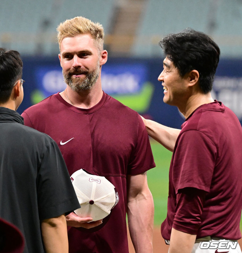 4일 오후 서울 고척스카이돔에서 2026 신한 SOL KBO리그 키움 히어로즈와 두산 베어스의 경기가 열렸다.이날 NC 다이노스에서 활약했던 홈런왕 출신의 외국인 타자 맷 데이비슨이 키움에 합류했다.키움 데이비슨이 김수경 코치와 인사를 나누고 있다. 2026.07.04 / jpnews@osen.co.kr
