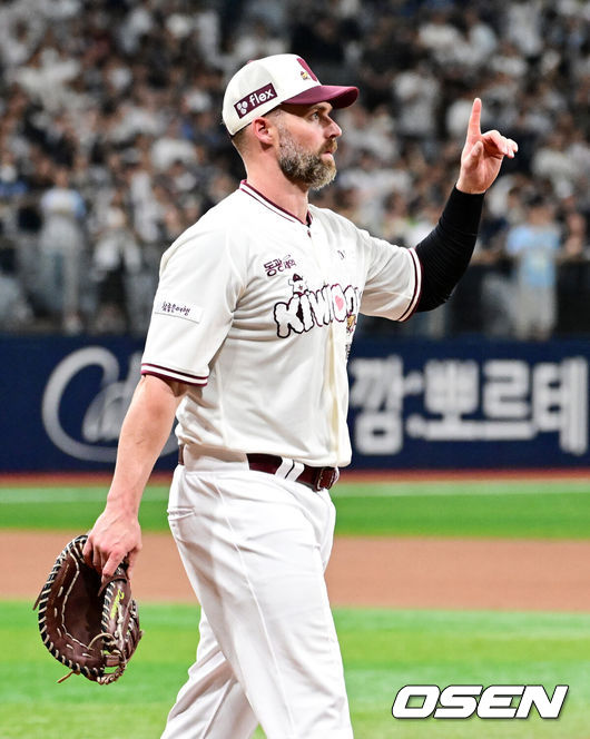 [OSEN=지형준 기자] 4일 오후 서울 고척스카이돔에서 2026 신한 SOL KBO리그 키움 히어로즈와 두산 베어스의 경기가 열렸다.이날 NC 다이노스에서 활약했던 홈런왕 출신의 외국인 타자 맷 데이비슨이 키움에 합류했다. 선발은 키움 박준현, 두산 최승용.3회초 1사에서 키움 데이비슨이 아웃카운트를 알리고 있다. 2026.07.04 / jpnews@osen.co.kr