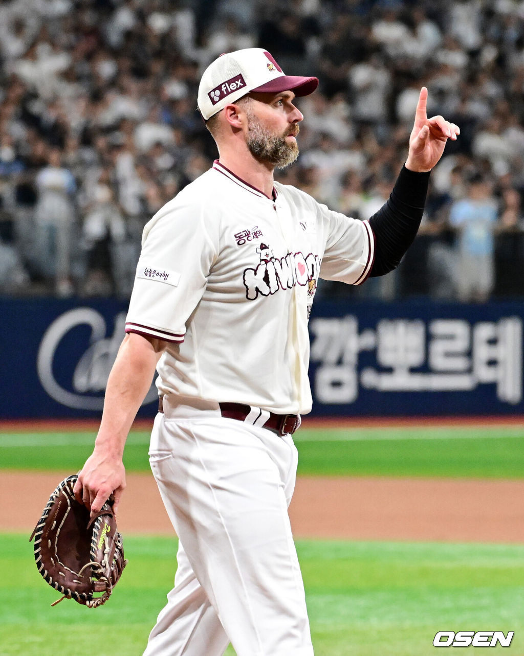 4일 오후 서울 고척스카이돔에서 2026 신한 SOL KBO리그 키움 히어로즈와 두산 베어스의 경기가 열렸다.이날 NC 다이노스에서 활약했던 홈런왕 출신의 외국인 타자 맷 데이비슨이 키움에 합류했다. 선발은 키움 박준현, 두산 최승용.3회초 1사에서 키움 데이비슨이 아웃카운트를 알리고 있다. 2026.07.04 / jpnews@osen.co.kr