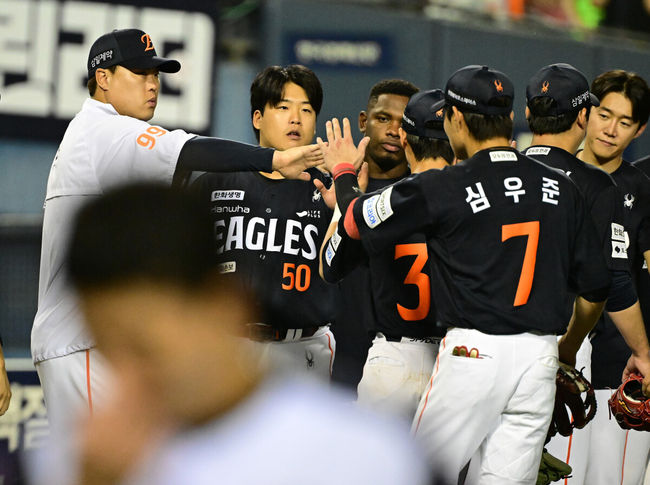 한화가 3일 서울 잠실구장에서 열린 2026 KBO리그 LG와 경기에서 8-1로 승리했다.강백호가 솔로 홈런과 투런 홈런을 터뜨리며 4타점을 쓸어담았다. 노시환은 쐐기 투런 홈런을 터뜨렸다. 선발 화이트는 111구를 던지며 7이닝 4피안타 1볼넷 5탈삼진 무실점으로 승리 투수가 됐다.경기를 마치고 한화 선수들이 승리 하이파이브를 하고 있다. 2026.07.03 / jpnews@osen.co.kr