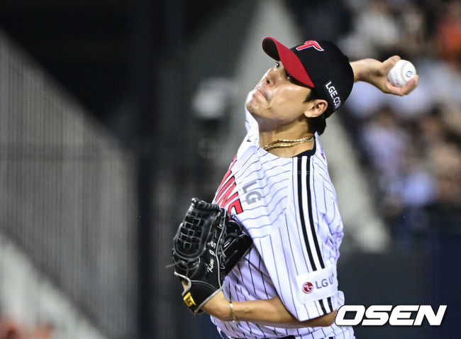 [OSEN=잠실, 조은정 기자] 4일 서울 잠실야구장에서 2026 신한 SOL KBO리그 LG 트윈스와 한화 이글스의 경기가 열렸다.이날 LG는 장현식, 한화는 에르난데스를 선발투수로 내세웠다.&nbsp;8회초 LG 김진성이 역투하고 있다. 2026.07.04 /cej@osen.co.kr