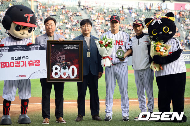 [OSEN=잠실, 조은정 기자] 4일 서울 잠실야구장에서 2026 신한 SOL KBO리그 LG 트윈스와 한화 이글스의 경기가 열렸다.이날 LG는 장현식, 한화는 에르난데스를 선발투수로 내세웠다.&nbsp;LG 김진성(오른쪽 두 번째)이 KBO 역대 7번째 800경기 출장 시상식에서 포즈를 취하고 있다. 2026.07.04 /cej@osen.co.kr