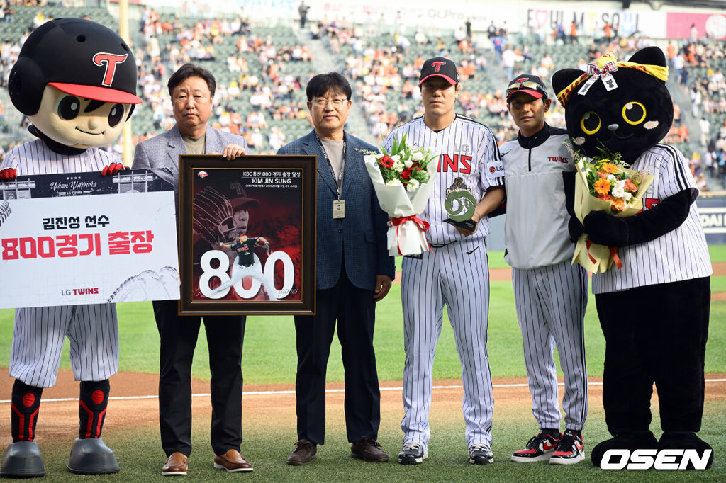 4일 서울 잠실야구장에서 2026 신한 SOL KBO리그 LG 트윈스와 한화 이글스의 경기가 열렸다.이날 LG는 장현식, 한화는 에르난데스를 선발투수로 내세웠다. LG 김진성(오른쪽 두 번째)이 KBO 역대 7번째 800경기 출장 시상식에서 포즈를 취하고 있다. 2026.07.04 /cej@osen.co.kr