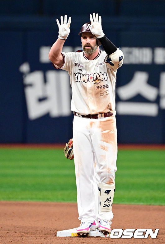 [OSEN=지형준 기자] 4일 오후 서울 고척스카이돔에서 2026 신한 SOL KBO리그 키움 히어로즈와 두산 베어스의 경기가 열렸다.이날 NC 다이노스에서 활약했던 홈런왕 출신의 외국인 타자 맷 데이비슨이 키움에 합류했다. 선발은 키움 박준현, 두산 최승용.6회말 1사 1루에서 키움 데이비슨이 2루타를 날리며 세리머니를 하고 있다. 2026.07.04 / jpnews@osen.co.kr