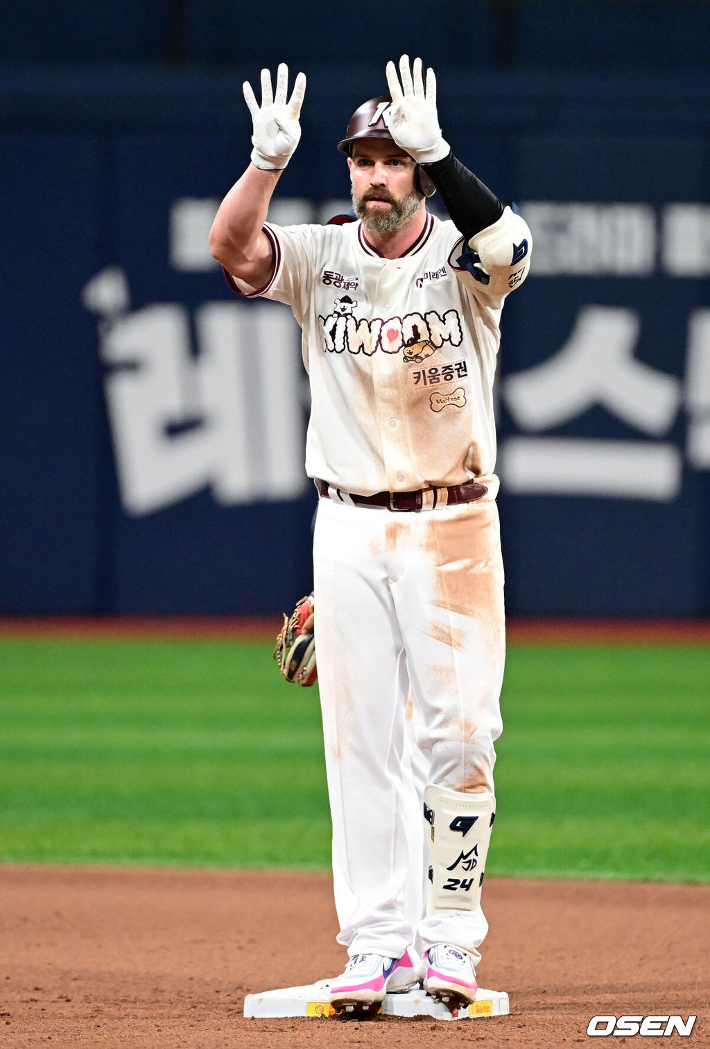 4일 오후 서울 고척스카이돔에서 2026 신한 SOL KBO리그 키움 히어로즈와 두산 베어스의 경기가 열렸다.이날 NC 다이노스에서 활약했던 홈런왕 출신의 외국인 타자 맷 데이비슨이 키움에 합류했다. 선발은 키움 박준현, 두산 최승용.6회말 1사 1루에서 키움 데이비슨이 2루타를 날리며 세리머니를 하고 있다. 2026.07.04 / jpnews@osen.co.kr