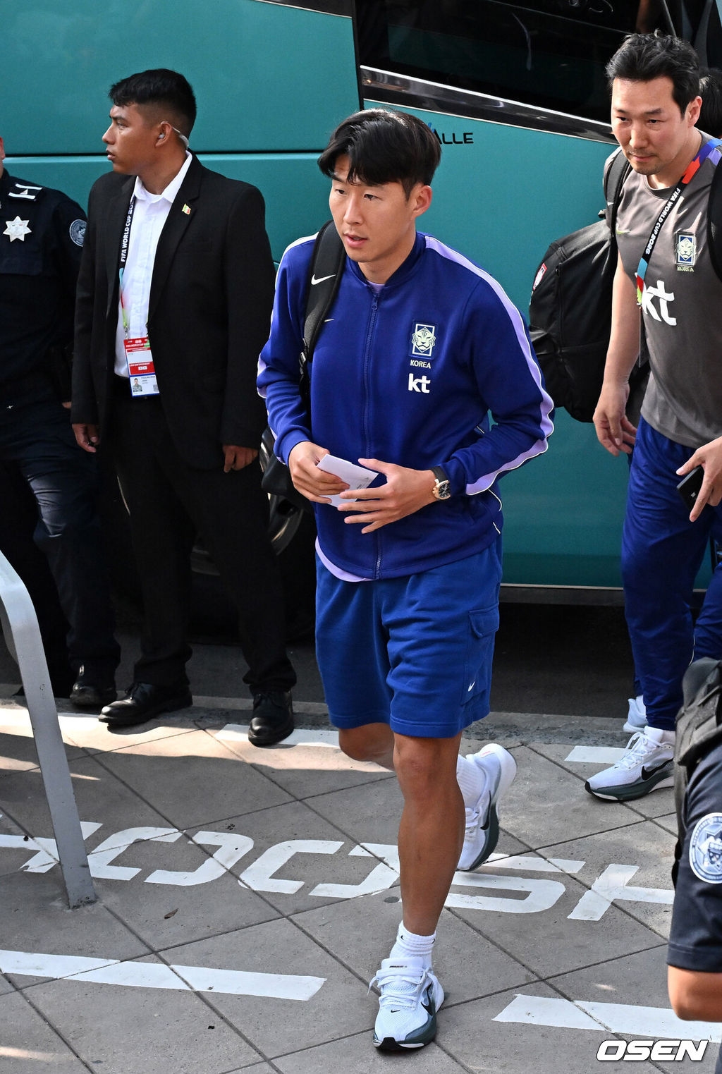 홍명보 감독이 이끄는 대한민국 축구대표팀이 22일(한국시간) 멕시코 몬테레이에 입성했다.대한민국 축구대표팀은 오는 25일 오전 10시 멕시코 몬테레이 스타디움에서 남아프리카공화국을 상대로 2026 국제축구연맹(FIFA) 북중미 월드컵 조별리그 A조 최종 3차전을 치른다. 대한민국 손흥민이 대표팀 숙소로 향하고 있다. 20206.06.22 /sunday@osen.co.kr